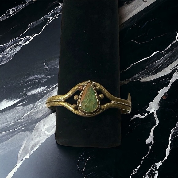 Vtg Brass & 23.4mm Native American Royston Turquoise Teardrop Cuff Bracelet 7” - Picture 14 of 15